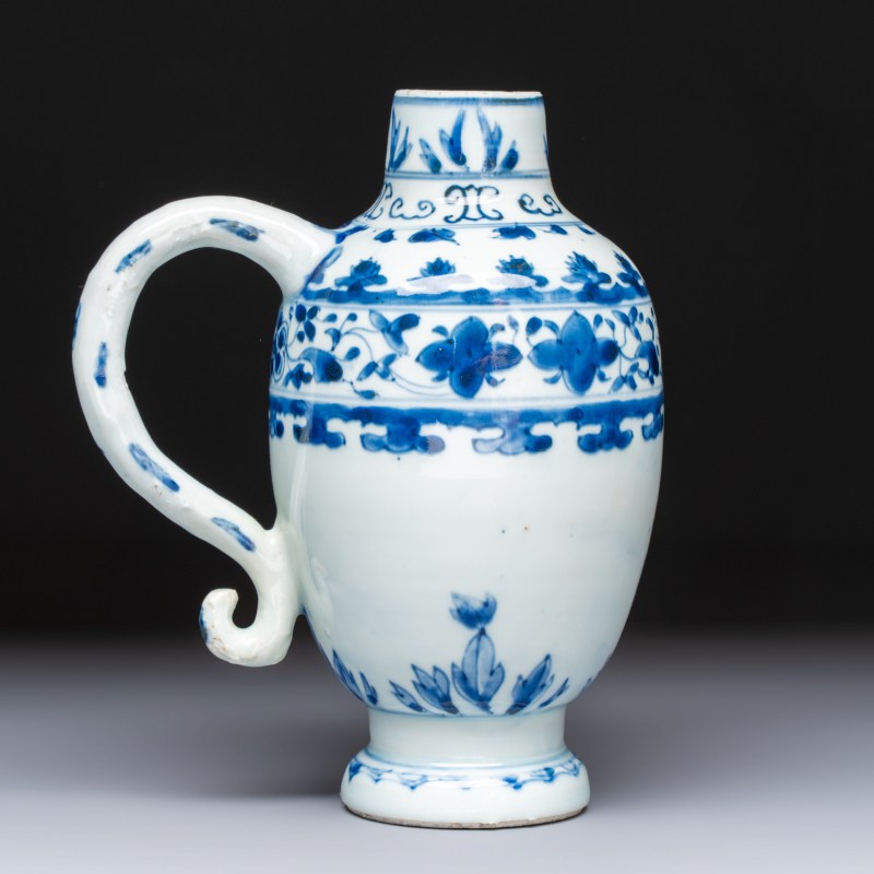 A Chinese blue and white jug with floral design - 图3