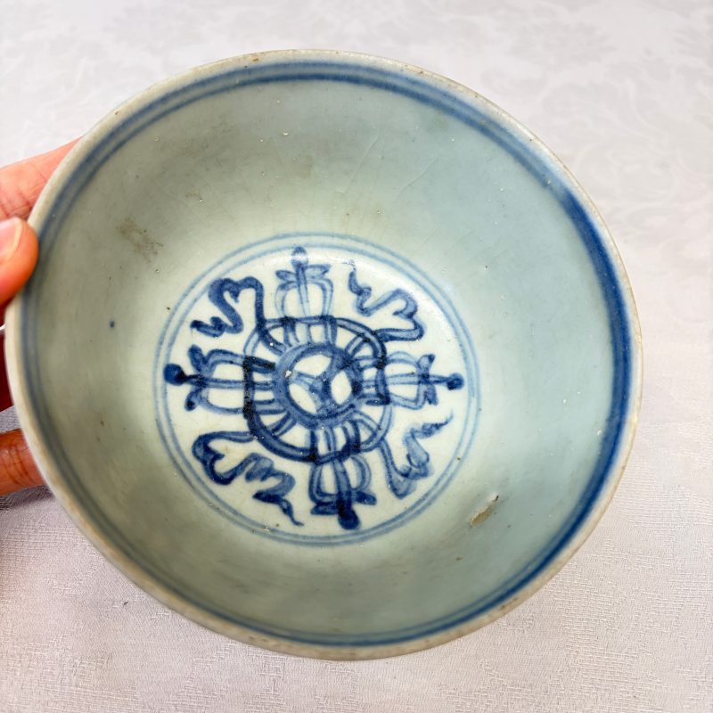 Two Chinese blue and white bowls, a plate, a celadon kendi and a vase - 图34