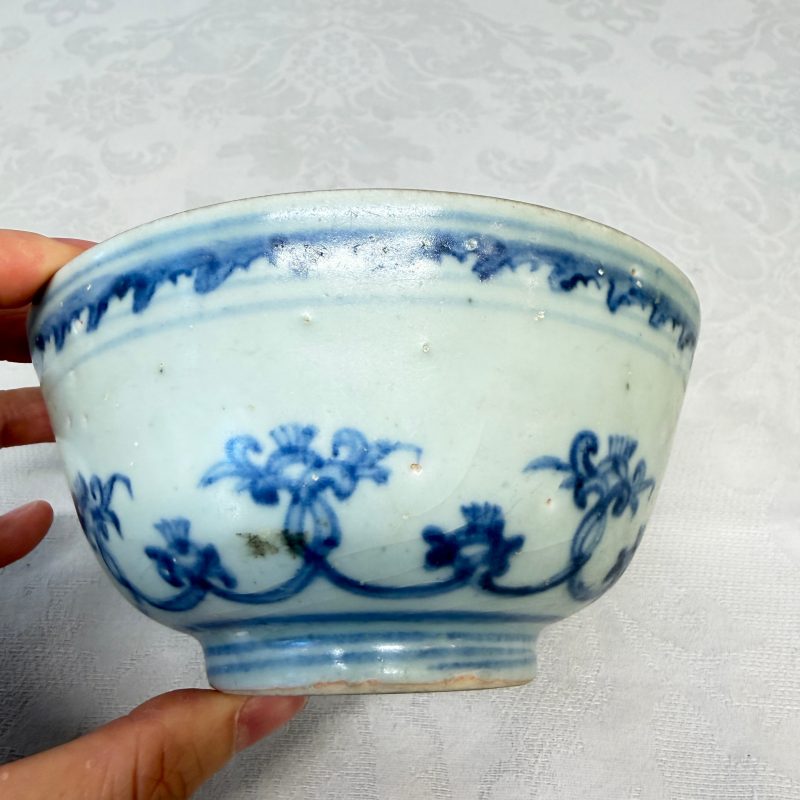 Two Chinese blue and white bowls, a plate, a celadon kendi and a vase - 图33