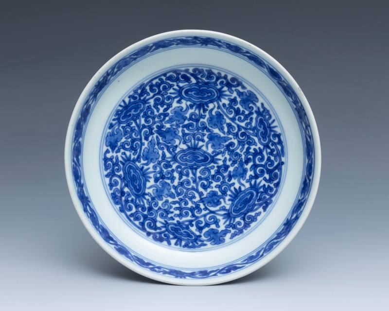 A pair of blue and white 'lingzhi' deep dishes, Kangxi mark and of the period (1662-1722) - 图4
