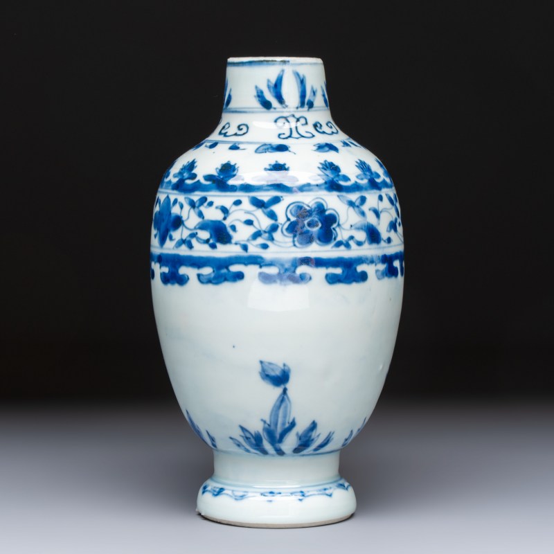 A Chinese blue and white jug with floral design - 图4