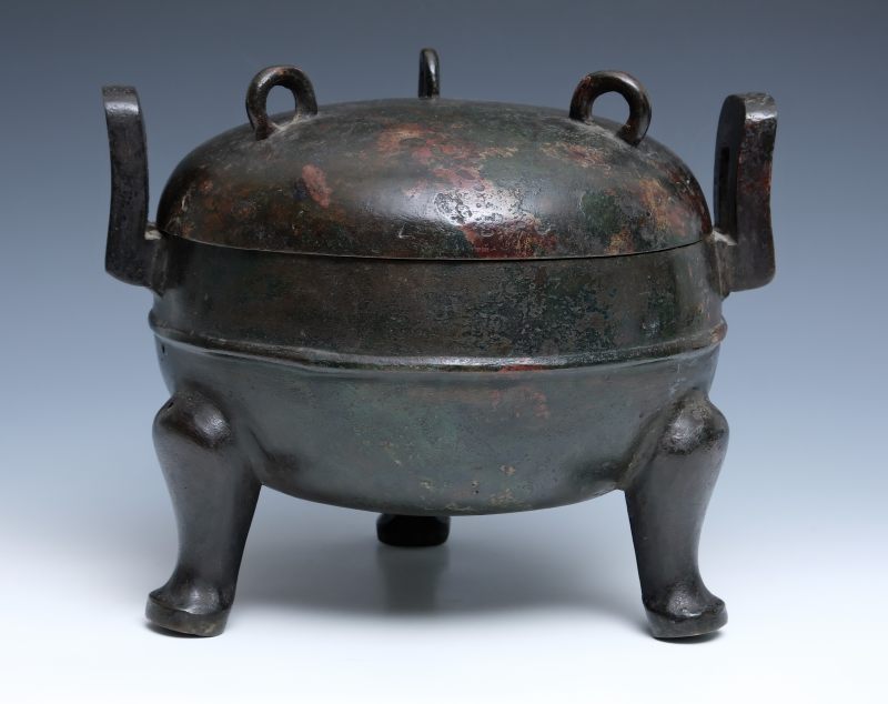 A large bronze ritual cauldron with cover, Ding - 图6