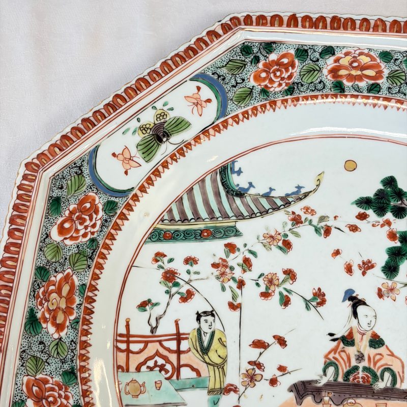 An unusual large octagonal Chinese famille verte dish with a lady playing the qin - 图4