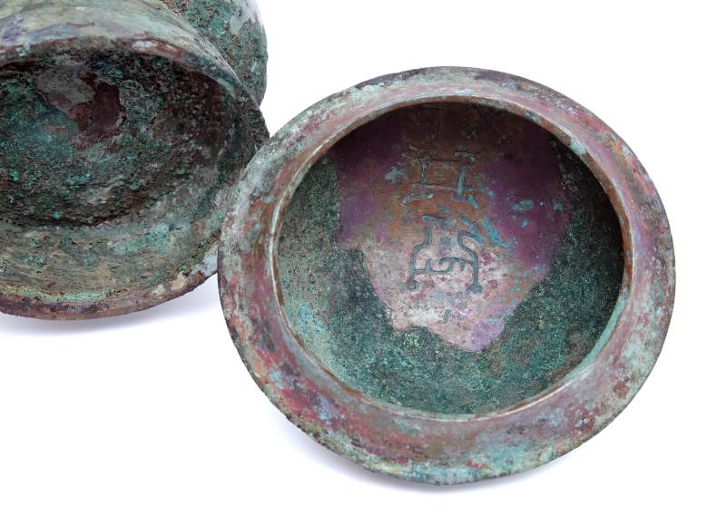 An archaic inscribed bronze lidded ritual wine vessel, Zhi - 图8