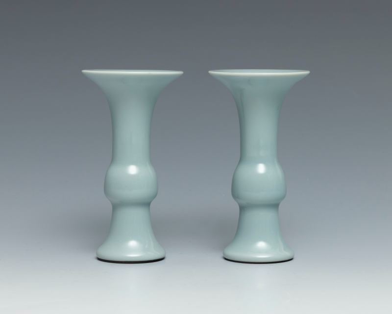 A fine pair of small ru-type glazed gu-shaped vases, Yongzheng mark and of the period (1723-1735) - 图6