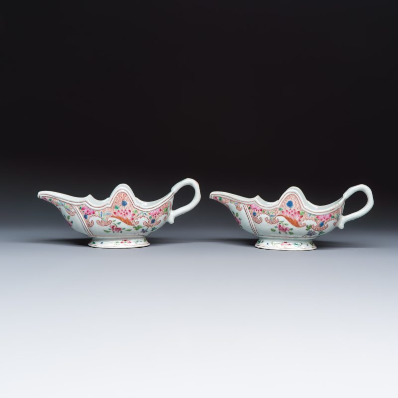A pair of Chinese famille rose sauceboats with floral scroll design - 图2