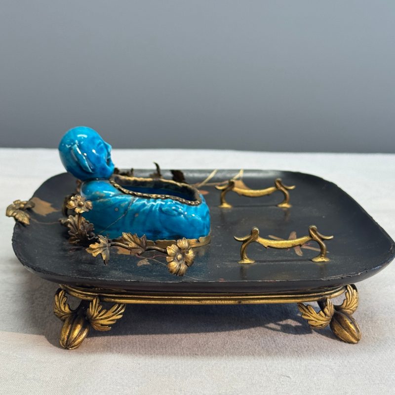 A French lacquered and gilt-bronze-mounted inkwell with a Chinese turquoise-glazed Buddha - 图9