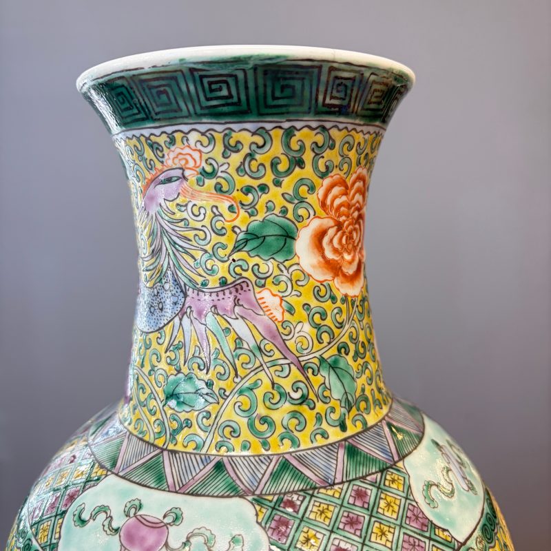 A pair of Chinese famille verte 'Phoenixes among Peonies' vases - 图32