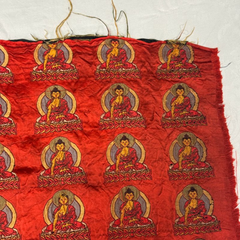 A Chinese red-ground brocade panel with seated Buddhas - 图11