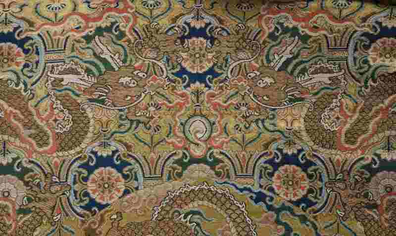 A pair of silk brocade ‘Dragon’ throne back cushion covers - 图9