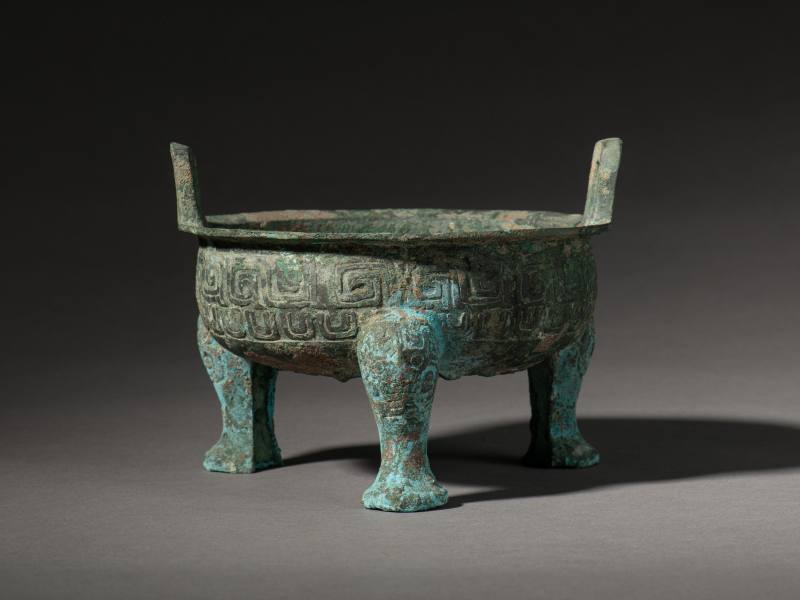 An archaic inscribed bronze footed ritual tripod cauldron, Ding - 图1