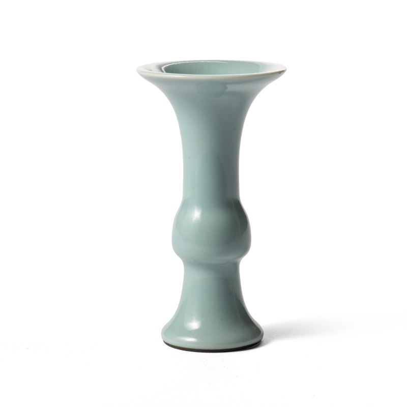A fine pair of small ru-type glazed gu-shaped vases, Yongzheng mark and of the period (1723-1735) - 图5