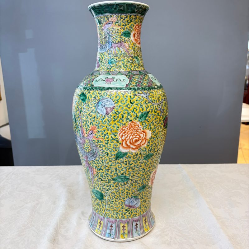 A pair of Chinese famille verte 'Phoenixes among Peonies' vases - 图31