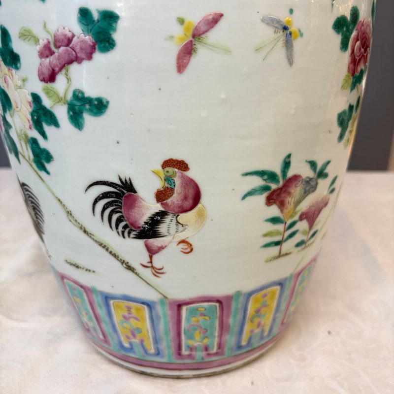 A Chinese blue and white 'Riverscape' vase and a famille rose 'Rooster' vase - 图29