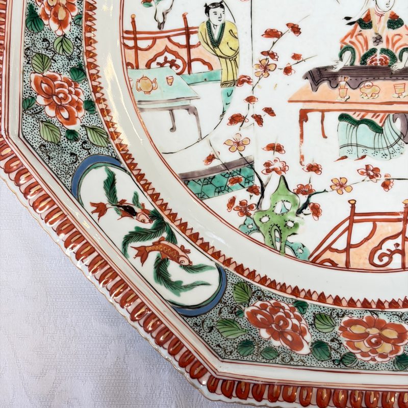 An unusual large octagonal Chinese famille verte dish with a lady playing the qin - 图5