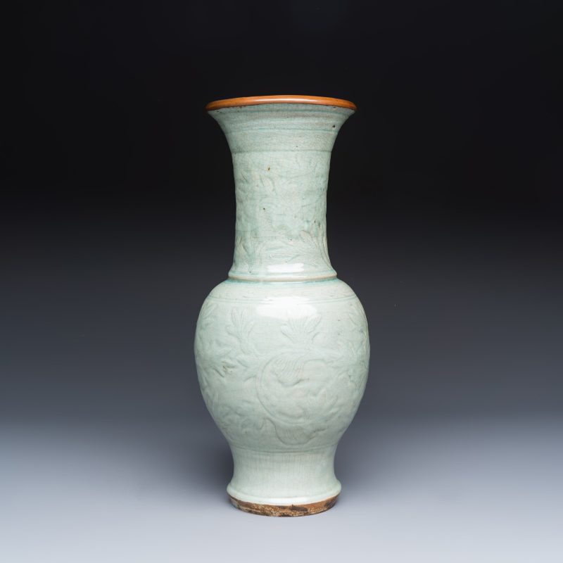 A Chinese Longquan celadon-glazed incised 'Peony' yenyen vase - 图5