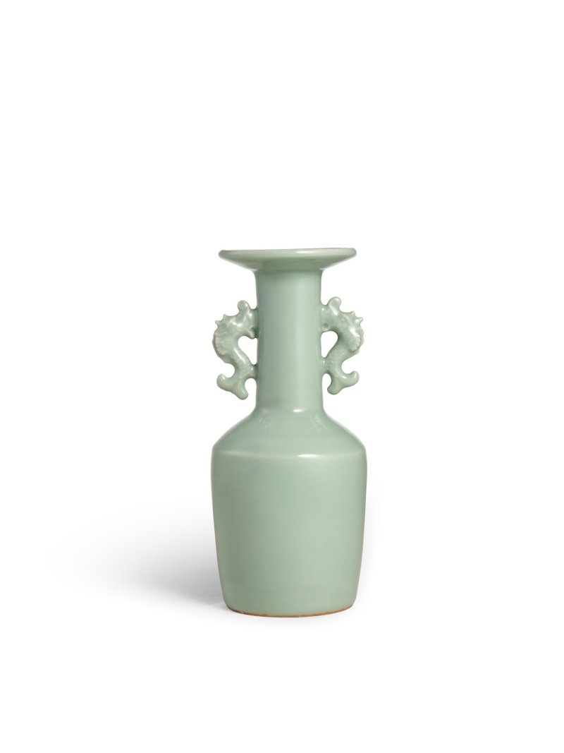 An heirloom Longquan celadon makara-handled 'kinuta' mallet vase, Southern Song dynasty | 南宋　龍泉青釉魚龍耳紙槌瓶