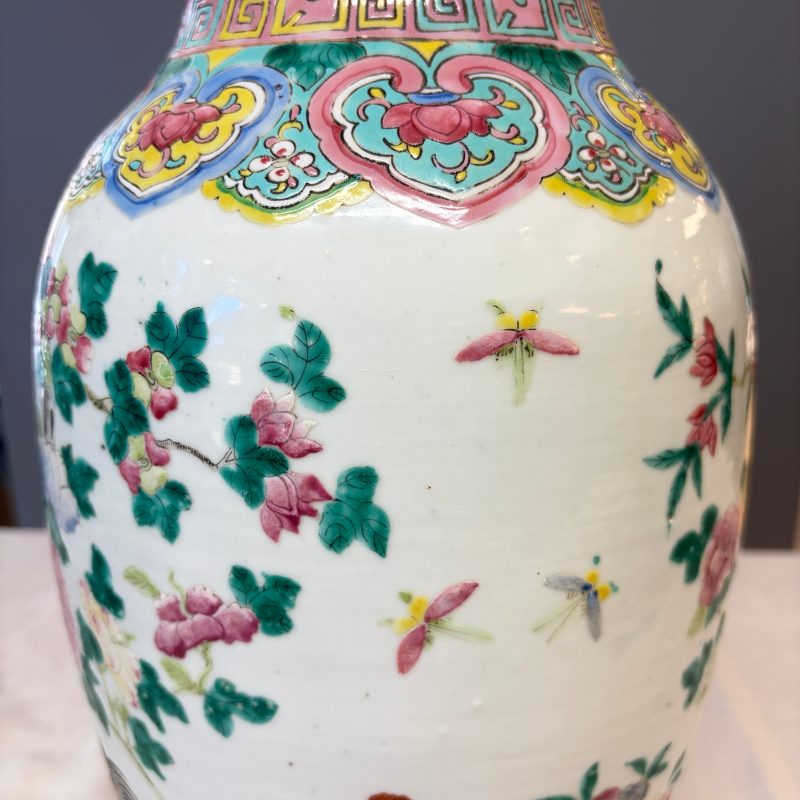 A Chinese blue and white 'Riverscape' vase and a famille rose 'Rooster' vase - 图28