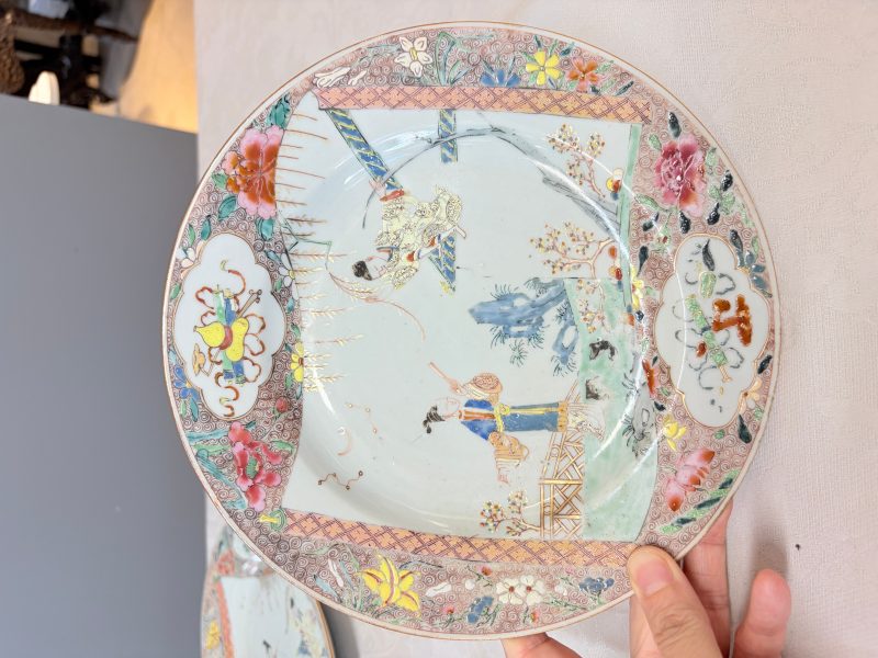 A pair of Chinese famille rose 'Xi Xiang Ji' plates - 图16