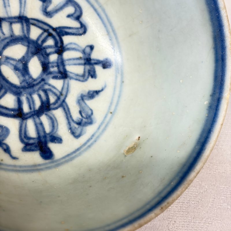 Two Chinese blue and white bowls, a plate, a celadon kendi and a vase - 图35