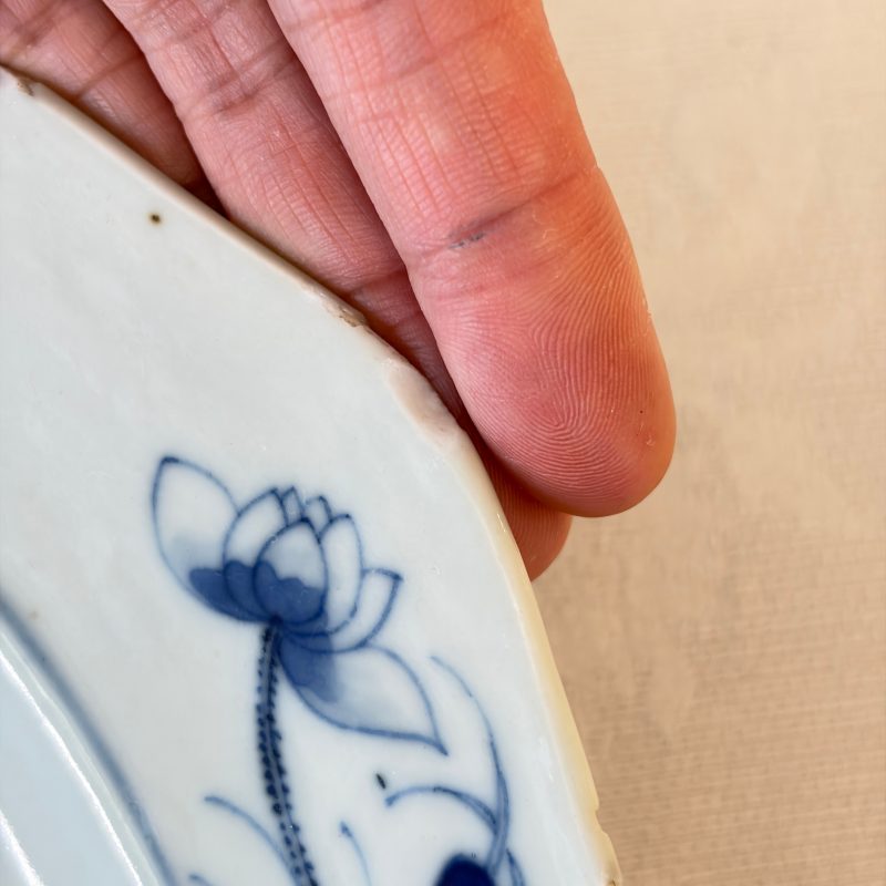 A Chinese blue and white 'Mandarin Duck' dish and a crackle-glazed dish - 图9