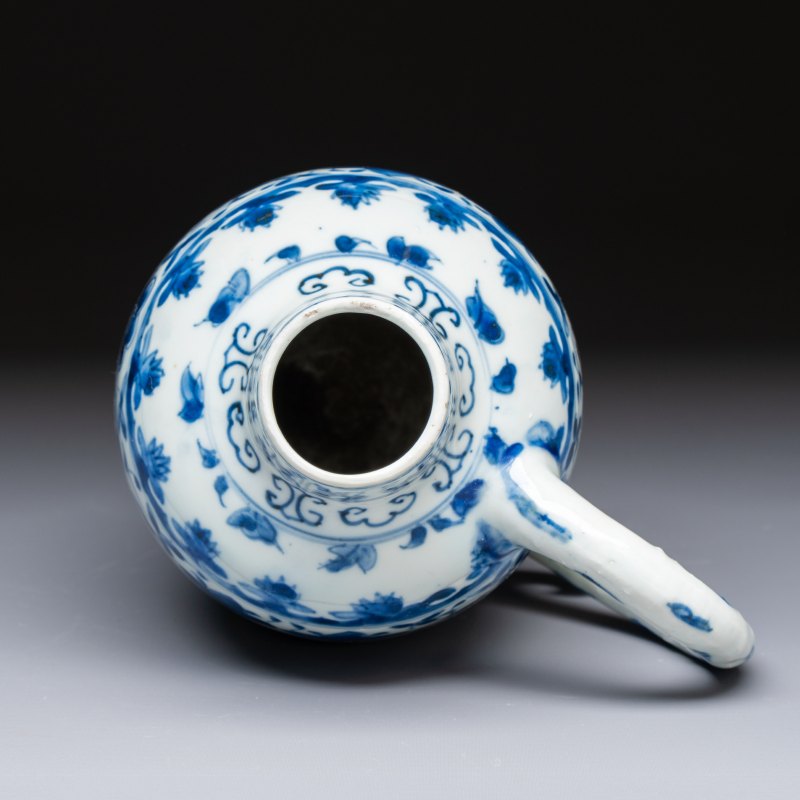 A Chinese blue and white jug with floral design - 图5