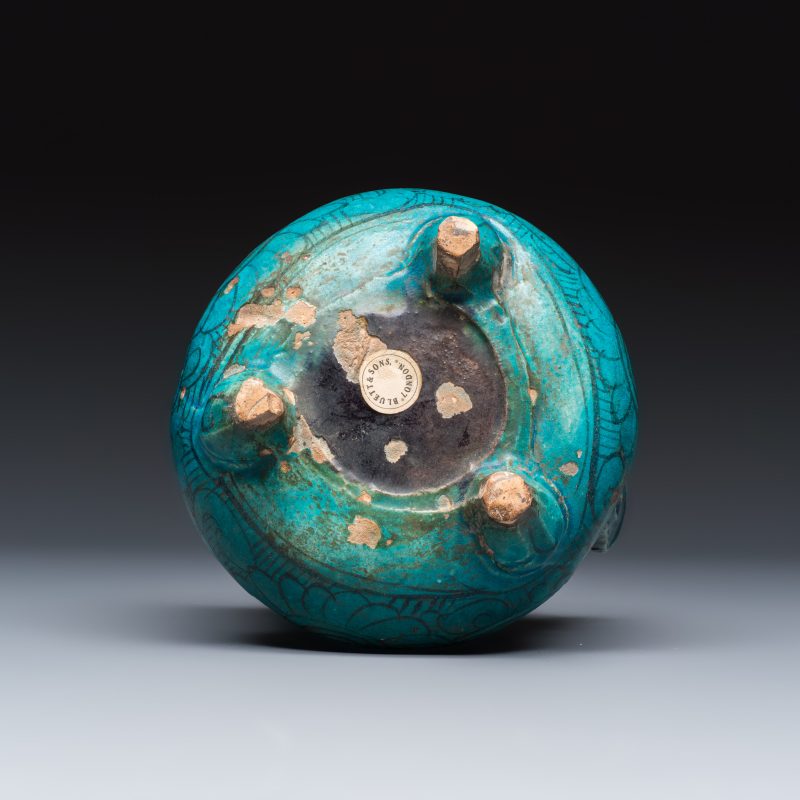A Chinese peacock-blue-glazed tripod incense burner with wooden cover - 图8