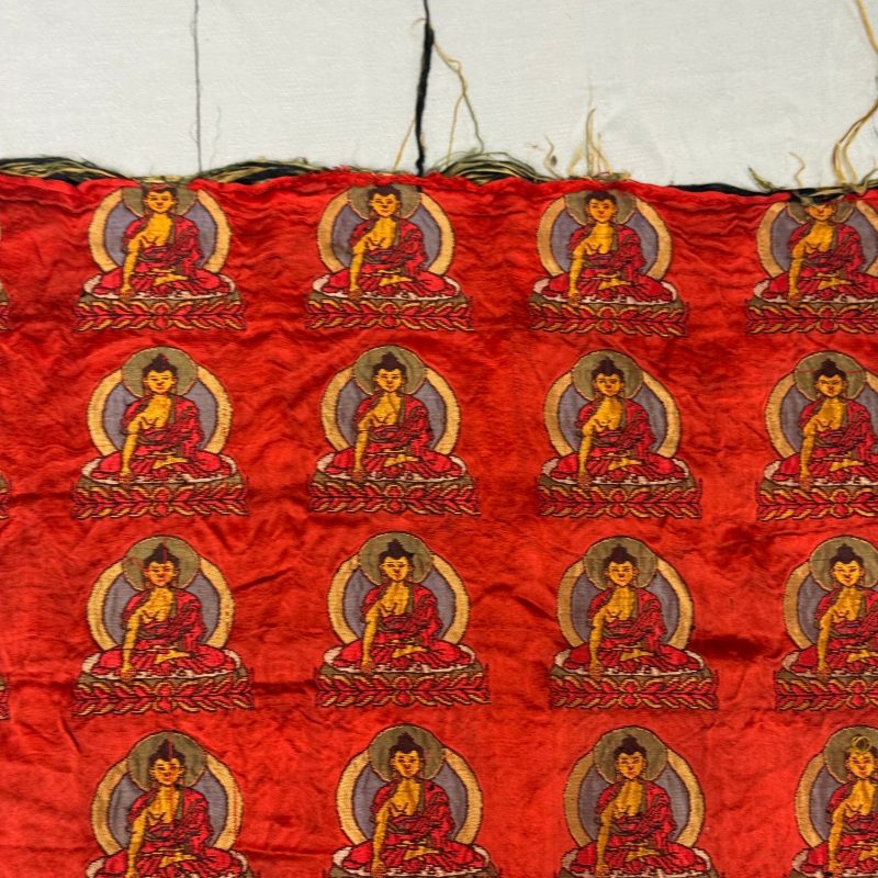 A Chinese red-ground brocade panel with seated Buddhas - 图10