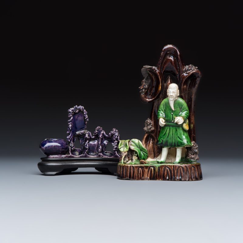 A Chinese aubergine-glazed brush rest and a famille verte sancai biscuit group - 图1