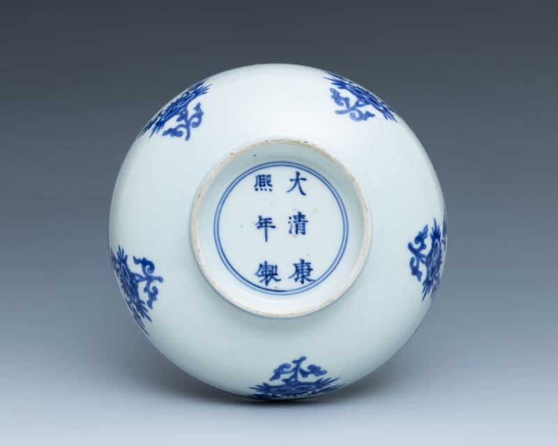 A pair of blue and white 'lingzhi' deep dishes, Kangxi mark and of the period (1662-1722) - 图5