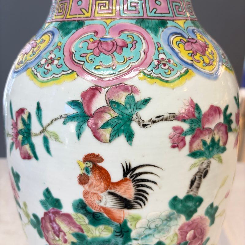 A Chinese blue and white 'Riverscape' vase and a famille rose 'Rooster' vase - 图31