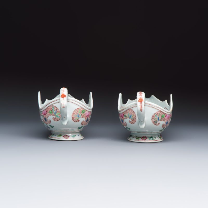 A pair of Chinese famille rose sauceboats with floral scroll design - 图3