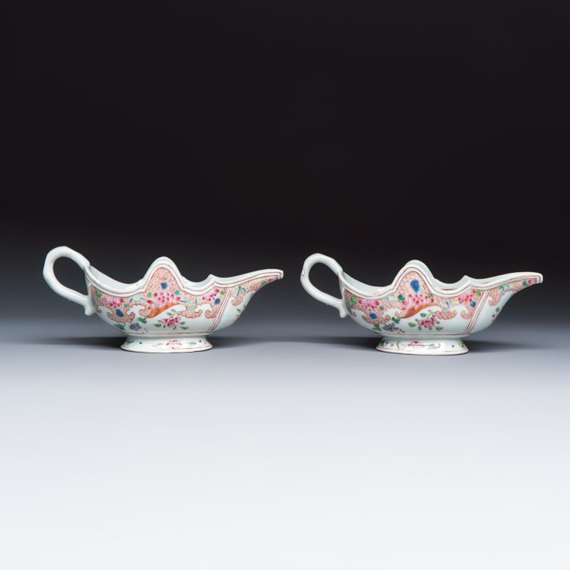 A pair of Chinese famille rose sauceboats with floral scroll design - 图4
