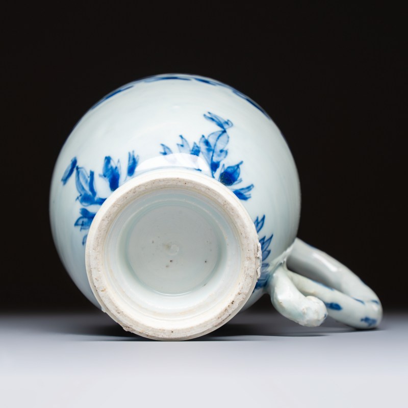 A Chinese blue and white jug with floral design - 图6