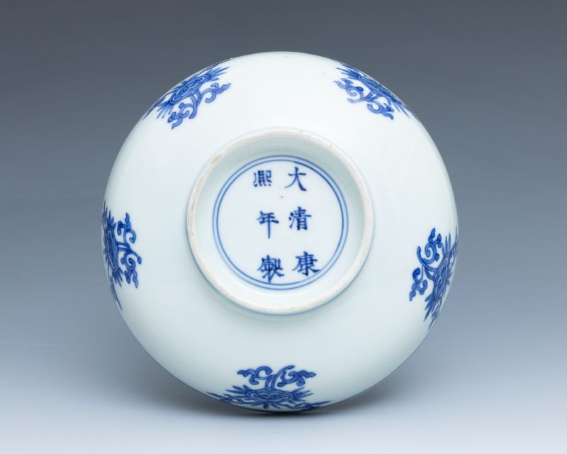 A pair of blue and white 'lingzhi' deep dishes, Kangxi mark and of the period (1662-1722) - 图8