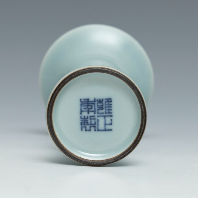 A fine pair of small ru-type glazed gu-shaped vases, Yongzheng mark and of the period (1723-1735) - 图9