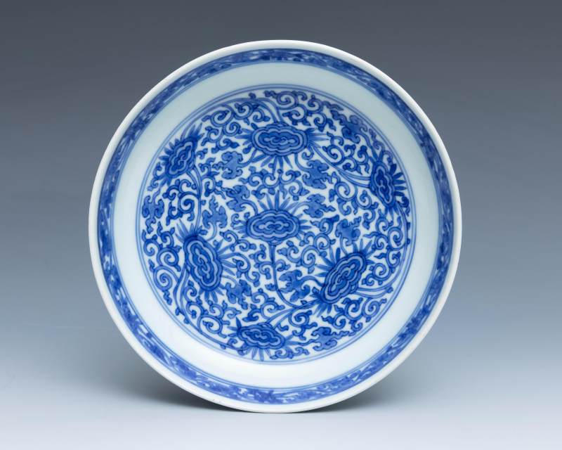 A pair of blue and white 'lingzhi' deep dishes, Kangxi mark and of the period (1662-1722) - 图7