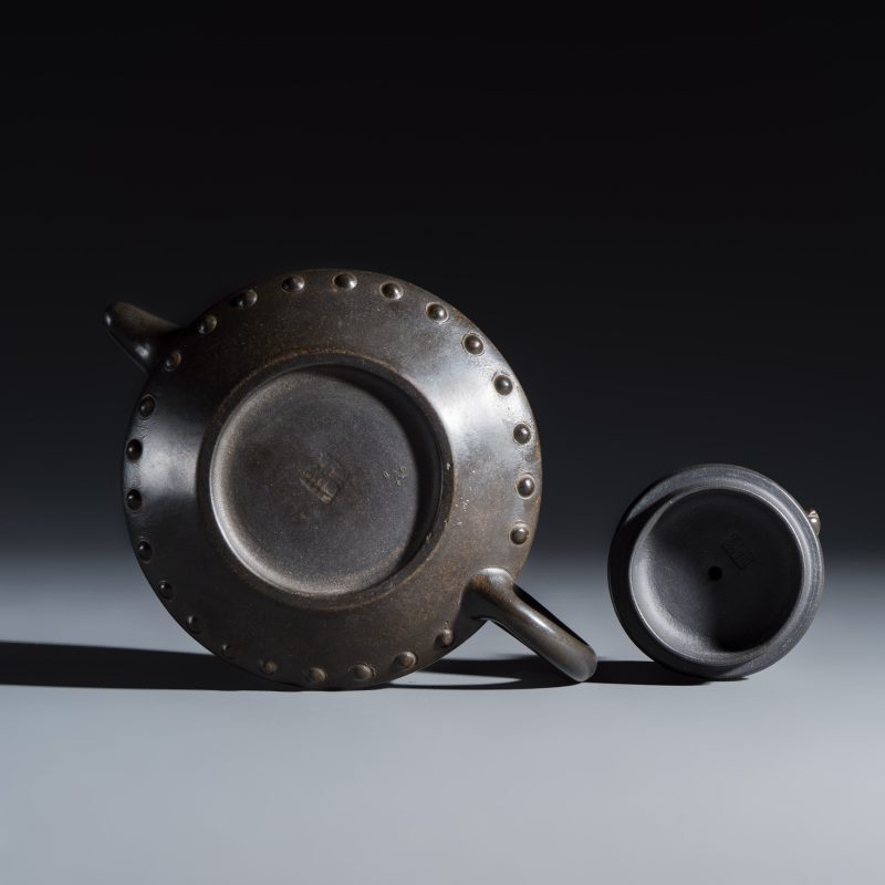 A Chinese inscribed Yixing stoneware teapot with a buffalo finial - 图7