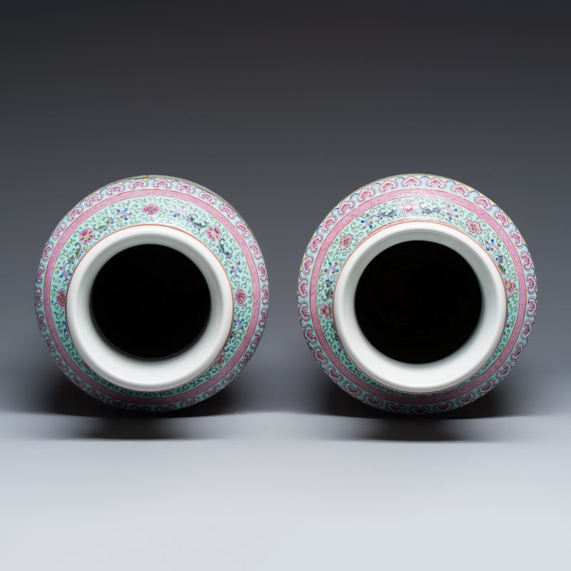 A pair of Chinese famille rose vases with figural design - 图6