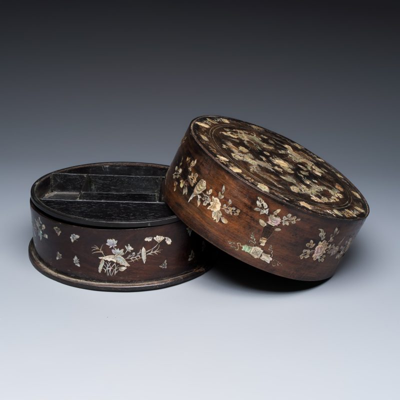 A Vietnamese mother-of-pearl-inlaid opium pipe, water pipe and covered box - 图15