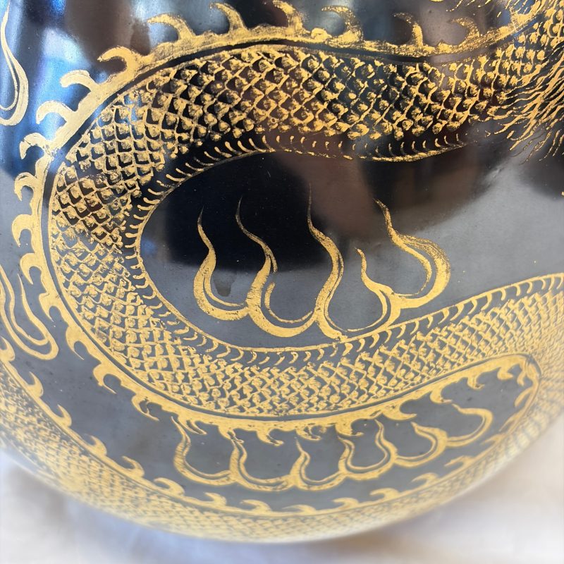 A Chinese gilt-decorated black-ground 'Dragon' vase - 图12