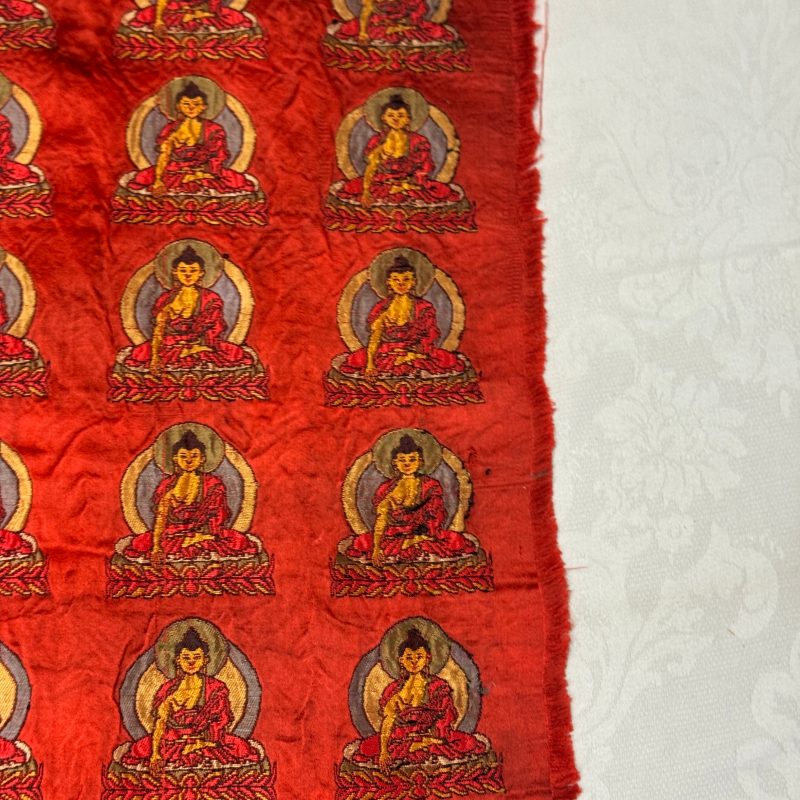 A Chinese red-ground brocade panel with seated Buddhas - 图13