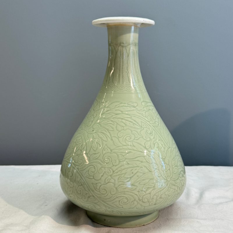 A Chinese celadon-glazed incised 'Yuhuchunping' vase with lotus scroll design - 图11