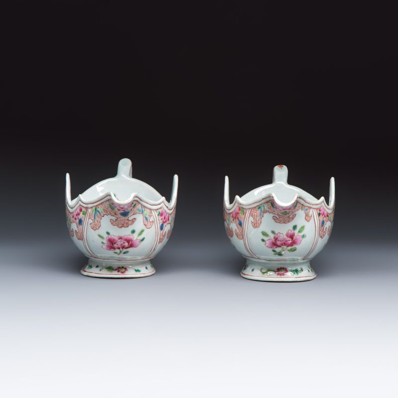 A pair of Chinese famille rose sauceboats with floral scroll design - 图5
