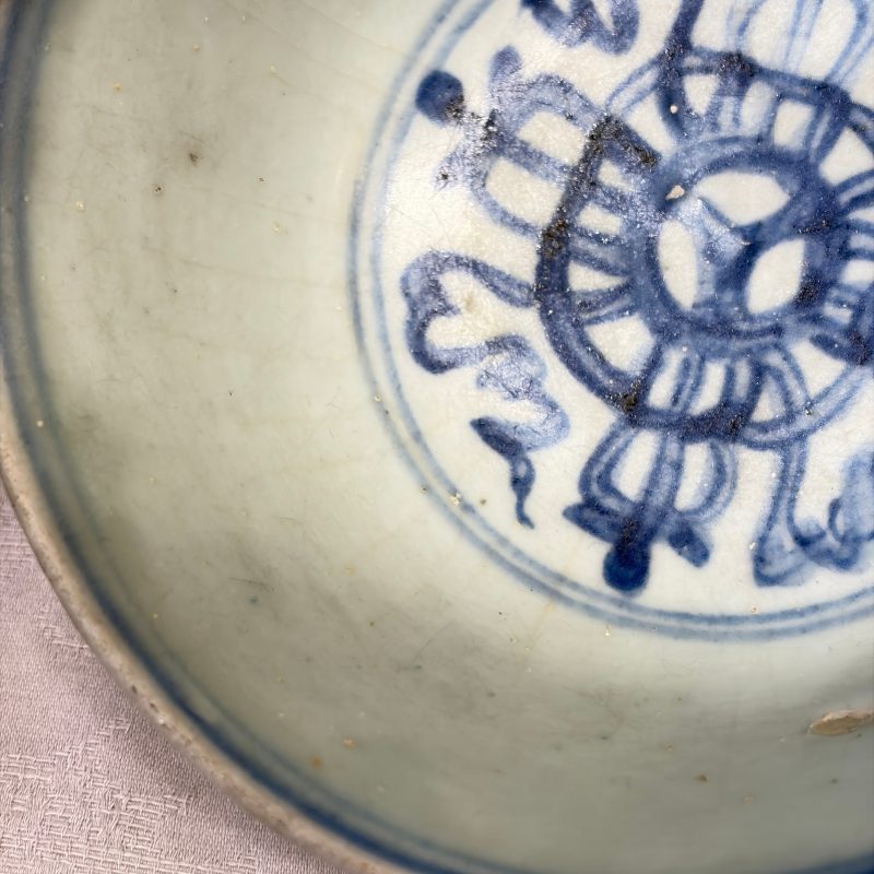 Two Chinese blue and white bowls, a plate, a celadon kendi and a vase - 图37