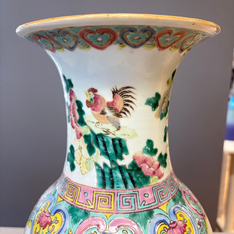 A Chinese blue and white 'Riverscape' vase and a famille rose 'Rooster' vase - 图30