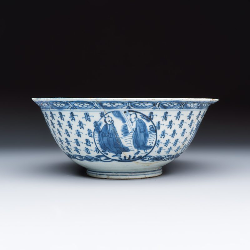 A Chinese blue and white 'Shoulao and Eight Immortals' bowl - 图5