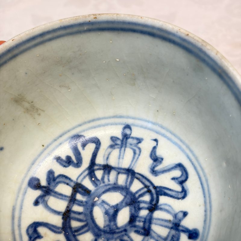 Two Chinese blue and white bowls, a plate, a celadon kendi and a vase - 图36