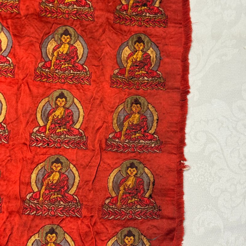 A Chinese red-ground brocade panel with seated Buddhas - 图12