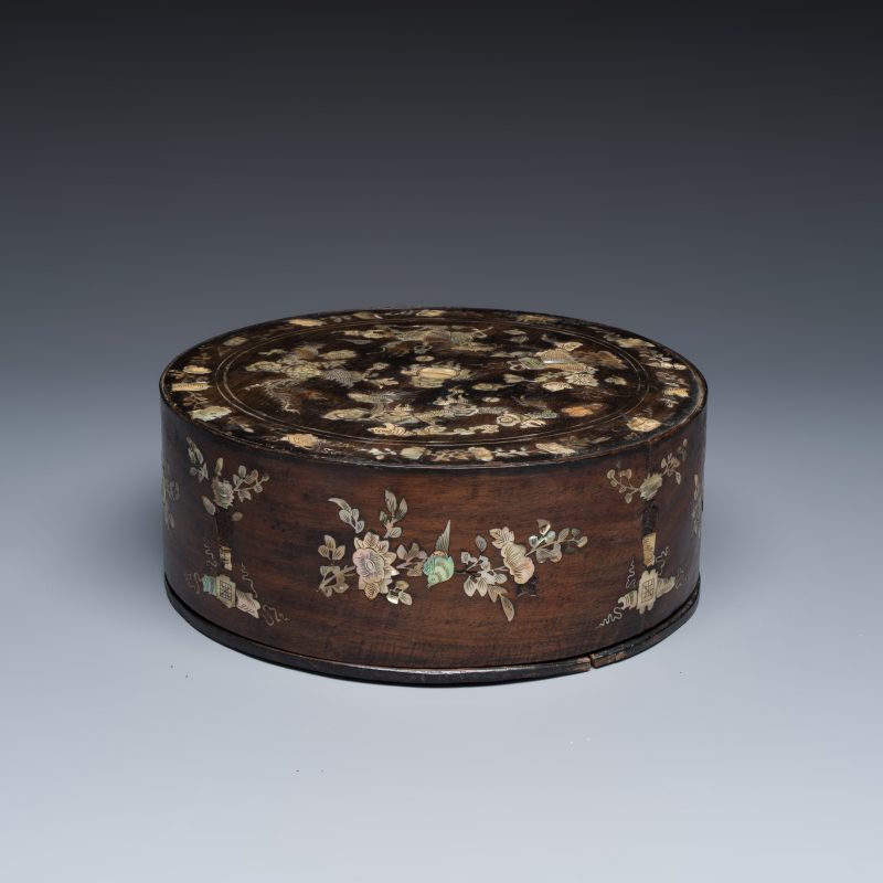 A Vietnamese mother-of-pearl-inlaid opium pipe, water pipe and covered box - 图14